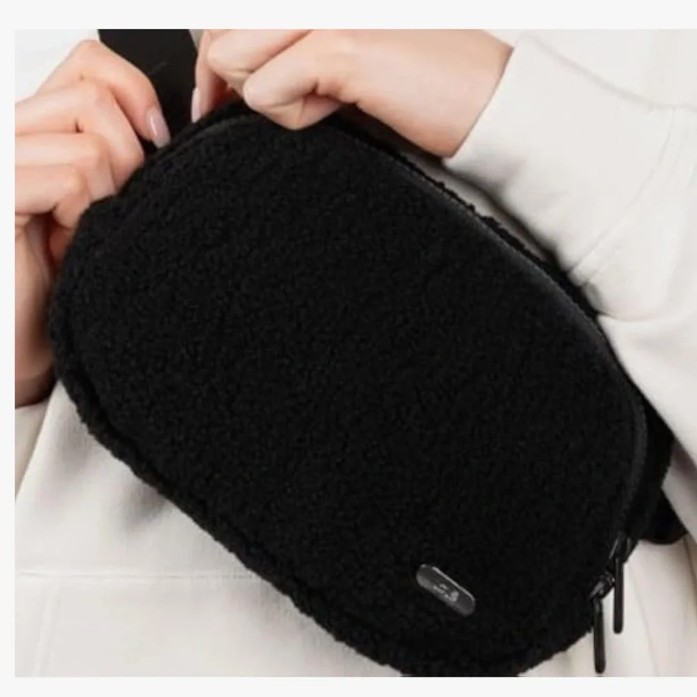 LOLË Convertible Fleece Belt Bag, Cross Body Design, Unisex, Black NWT AUTHENTIC - Picture 7 of 8